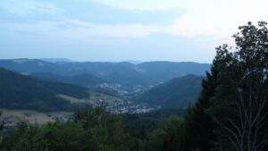 Dieses Bild zeigt eine Webcam-Aufnahme vom Achertal, aufgenommen am Sonntag, den 16.08.2026 um 21:00 Uhr. Die Temperatur betrug 23.7°C.