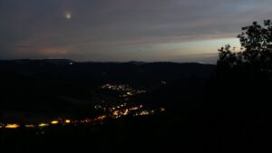 Dieses Bild zeigt eine Webcam-Aufnahme vom Achertal, aufgenommen am Donnerstag, den 20.08.2026 um 21:30 Uhr. Die Temperatur betrug 17.7°C.