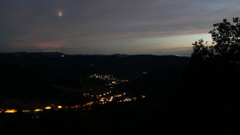 Dieses Bild zeigt eine Webcam-Aufnahme vom Achertal, aufgenommen am Donnerstag, den 20.08.2026 um 21:30 Uhr. Die Temperatur betrug 17.7°C.