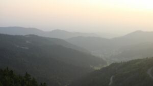 Dieses Bild zeigt eine Webcam-Aufnahme vom Achertal, aufgenommen am Freitag, den 13.06.2025 um 21:00 Uhr. Die Temperatur betrug 22.6°C.