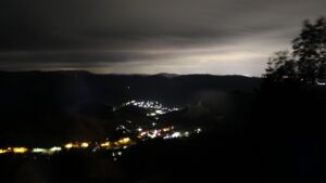 Dieses Bild zeigt eine Webcam-Aufnahme vom Achertal, aufgenommen am Samstag, den 13.06.2026 um 02:00 Uhr. Die Temperatur betrug 13.6°C.