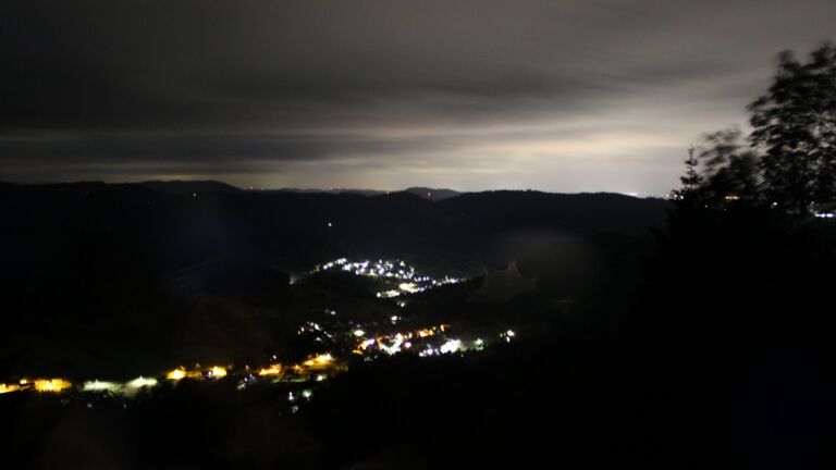 Dieses Bild zeigt eine Webcam-Aufnahme vom Achertal, aufgenommen am Samstag, den 13.06.2026 um 02:00 Uhr. Die Temperatur betrug 13.6°C.