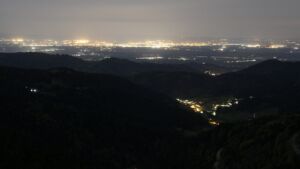 Dieses Bild zeigt eine Webcam-Aufnahme vom Achertal, aufgenommen am Montag, den 27.04.2026 um 23:30 Uhr. Die Temperatur betrug 9.7°C.