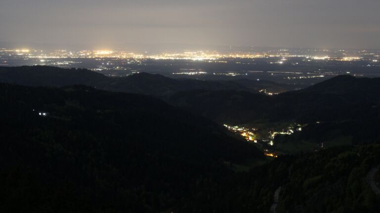 Dieses Bild zeigt eine Webcam-Aufnahme vom Achertal, aufgenommen am Montag, den 27.04.2026 um 23:30 Uhr. Die Temperatur betrug 9.7°C.