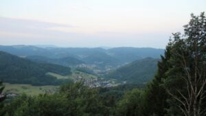 Dieses Bild zeigt eine Webcam-Aufnahme vom Achertal, aufgenommen am Samstag, den 18.07.2026 um 06:00 Uhr. Die Temperatur betrug 15.5°C.