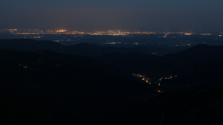 Dieses Bild zeigt eine Webcam-Aufnahme vom Achertal, aufgenommen am Donnerstag, den 01.05.2025 um 05:10 Uhr. Die Temperatur betrug 15°C.