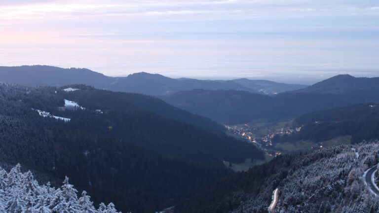 Dieses Bild zeigt eine Webcam-Aufnahme vom Achertal, aufgenommen am Donnerstag, den 27.11.2025 um 17:10 Uhr. Die Temperatur betrug -2.6°C.