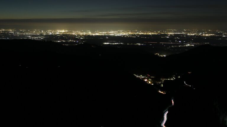 Dieses Bild zeigt eine Webcam-Aufnahme vom Achertal, aufgenommen am Dienstag, den 11.11.2025 um 18:20 Uhr. Die Temperatur betrug 7.2°C.