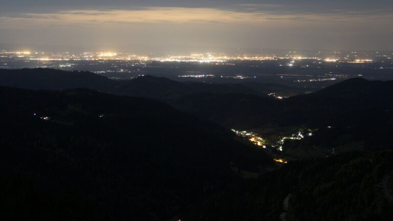 Dieses Bild zeigt eine Webcam-Aufnahme vom Achertal, aufgenommen am Dienstag, den 06.05.2025 um 23:30 Uhr. Die Temperatur betrug 5°C.