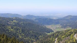 Dieses Bild zeigt eine Webcam-Aufnahme vom Achertal, aufgenommen am Sonntag, den 26.04.2026 um 13:30 Uhr. Die Temperatur betrug 15.1°C.