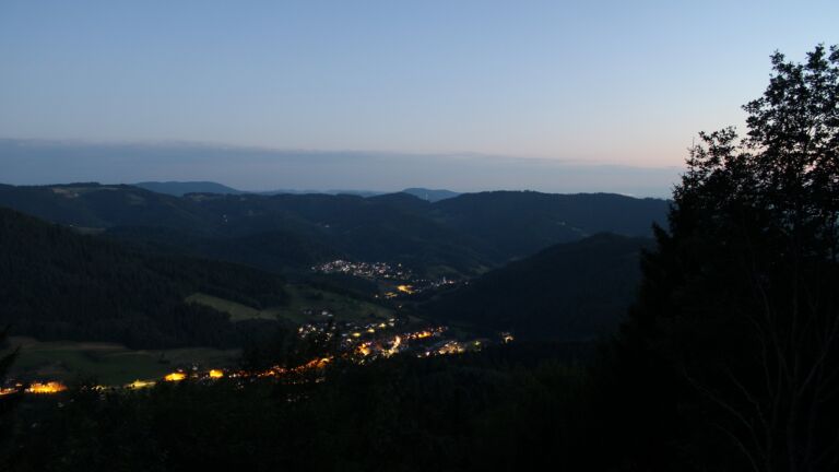 Dieses Bild zeigt eine Webcam-Aufnahme vom Achertal, aufgenommen am Mittwoch, den 08.07.2026 um 22:30 Uhr. Die Temperatur betrug 20.7°C.