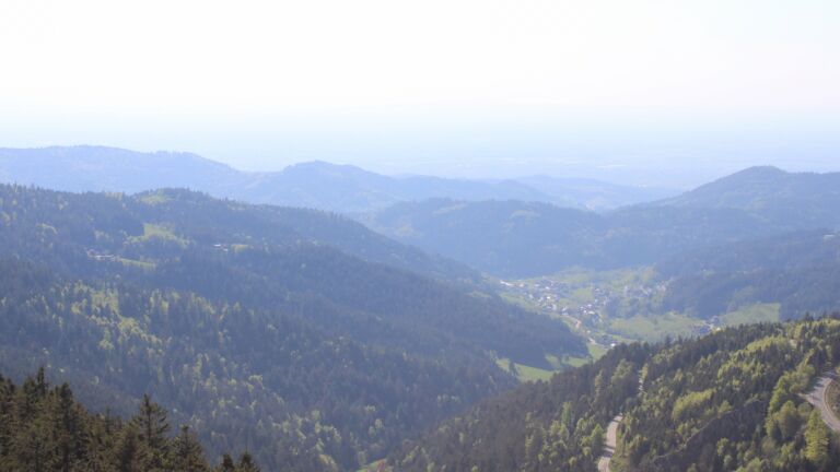 Dieses Bild zeigt eine Webcam-Aufnahme vom Achertal, aufgenommen am Mittwoch, den 30.04.2025 um 17:20 Uhr. Die Temperatur betrug 18.3°C.