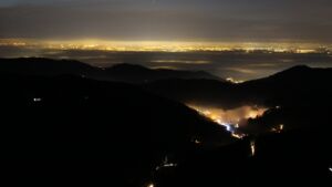 Dieses Bild zeigt eine Webcam-Aufnahme vom Achertal, aufgenommen am Sonntag, den 21.12.2025 um 18:10 Uhr. Die Temperatur betrug 5.6°C.