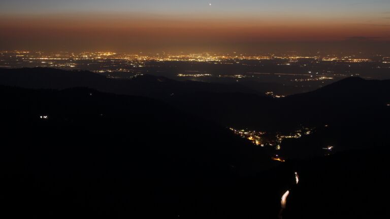 Dieses Bild zeigt eine Webcam-Aufnahme vom Achertal, aufgenommen am Freitag, den 20.03.2026 um 19:50 Uhr. Die Temperatur betrug 5.5°C.