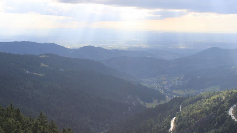 Dieses Bild zeigt eine Webcam-Aufnahme vom Achertal, aufgenommen am Donnerstag, den 26.06.2025 um 18:50 Uhr. Die Temperatur betrug 17°C.