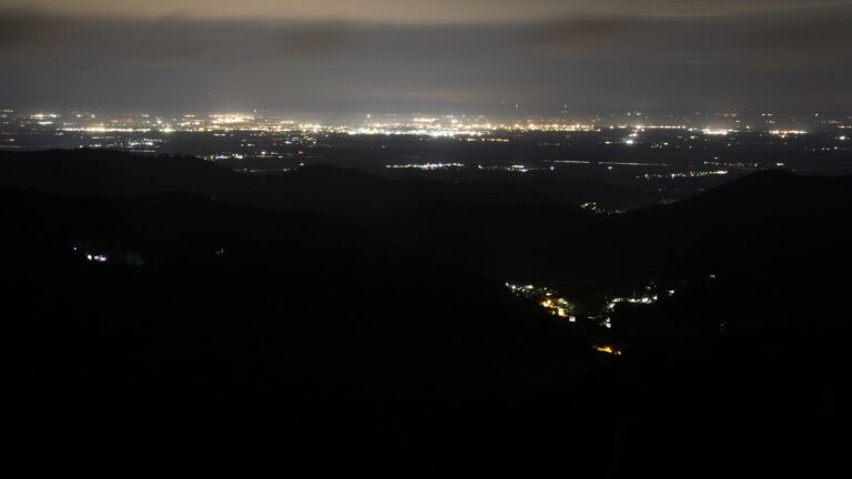 Dieses Bild zeigt eine Webcam-Aufnahme vom Achertal, aufgenommen am Montag, den 21.07.2025 um 02:30 Uhr. Die Temperatur betrug 13.4°C.