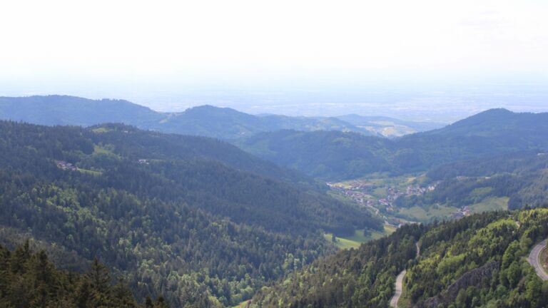 Dieses Bild zeigt eine Webcam-Aufnahme vom Achertal, aufgenommen am Montag, den 12.05.2025 um 16:00 Uhr. Die Temperatur betrug 15.4°C.