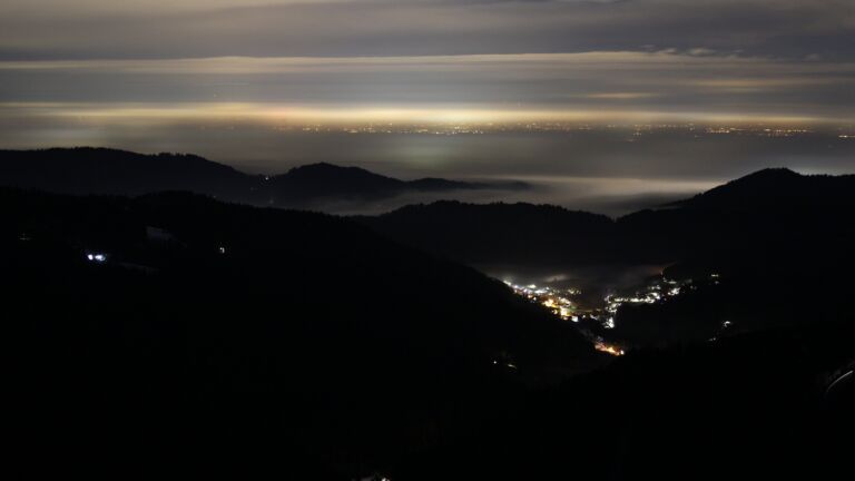 Dieses Bild zeigt eine Webcam-Aufnahme vom Achertal, aufgenommen am Freitag, den 23.01.2026 um 21:00 Uhr. Die Temperatur betrug 3.6°C.