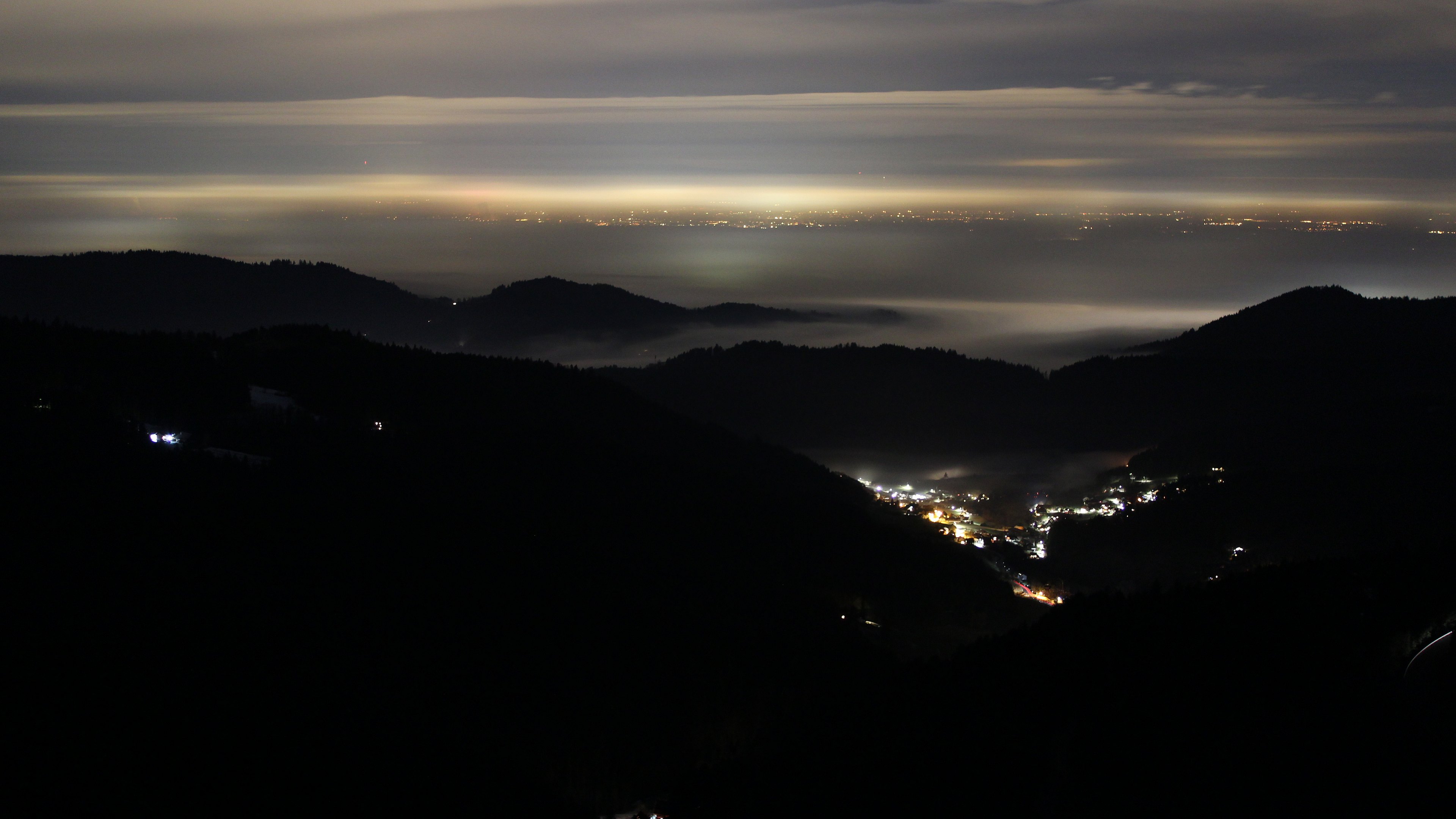 Dieses Bild zeigt eine Webcam-Aufnahme vom Achertal, aufgenommen am Freitag, den 23.01.2026 um 21:00 Uhr. Die Temperatur betrug 3.6°C.