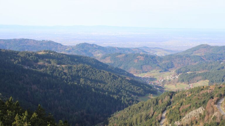 Dieses Bild zeigt eine Webcam-Aufnahme vom Achertal, aufgenommen am Donnerstag, den 13.11.2025 um 10:10 Uhr. Die Temperatur betrug 15.2°C.