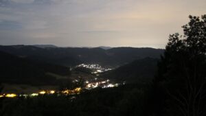 Dieses Bild zeigt eine Webcam-Aufnahme vom Achertal, aufgenommen am Mittwoch, den 05.08.2026 um 03:30 Uhr. Die Temperatur betrug 21.5°C.