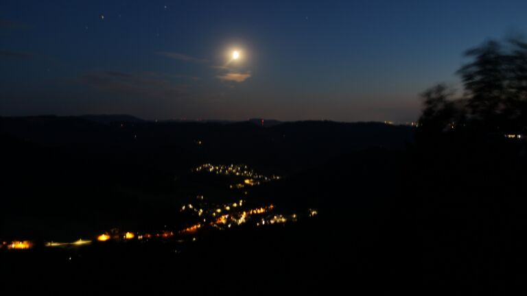 Dieses Bild zeigt eine Webcam-Aufnahme vom Achertal, aufgenommen am Mittwoch, den 19.08.2026 um 21:40 Uhr. Die Temperatur betrug 25.2°C.