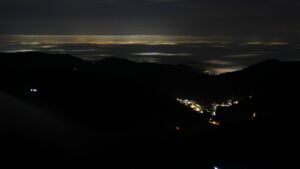 Dieses Bild zeigt eine Webcam-Aufnahme vom Achertal, aufgenommen am Freitag, den 12.12.2025 um 00:00 Uhr. Die Temperatur betrug 5.6°C.