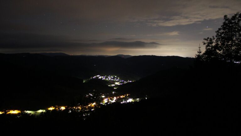 Dieses Bild zeigt eine Webcam-Aufnahme vom Achertal, aufgenommen am Dienstag, den 19.05.2026 um 03:30 Uhr. Die Temperatur betrug 8.2°C.