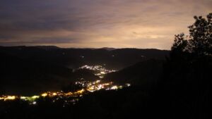 Dieses Bild zeigt eine Webcam-Aufnahme vom Achertal, aufgenommen am Sonntag, den 11.10.2026 um 19:50 Uhr. Die Temperatur betrug 7.4°C.