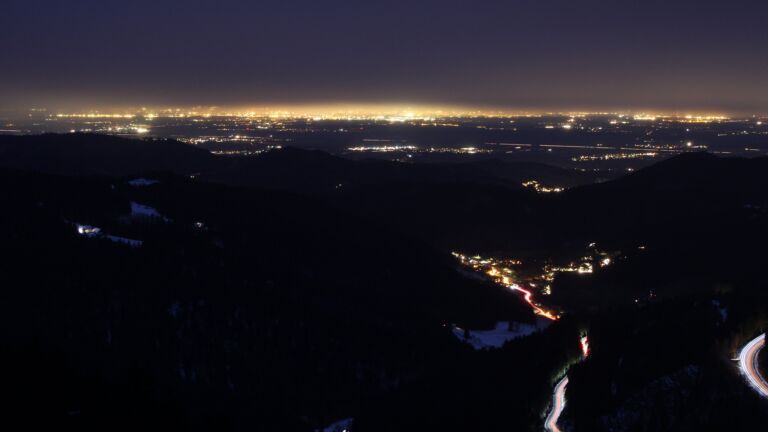 Dieses Bild zeigt eine Webcam-Aufnahme vom Achertal, aufgenommen am Sonntag, den 23.11.2025 um 17:30 Uhr. Die Temperatur betrug -1.7°C.