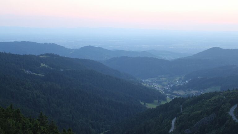 Dieses Bild zeigt eine Webcam-Aufnahme vom Achertal, aufgenommen am Montag, den 16.06.2025 um 21:40 Uhr. Die Temperatur betrug 13.6°C.