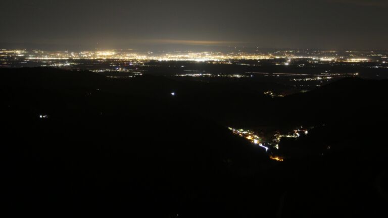 Dieses Bild zeigt eine Webcam-Aufnahme vom Achertal, aufgenommen am Samstag, den 15.11.2025 um 23:30 Uhr. Die Temperatur betrug 7.9°C.