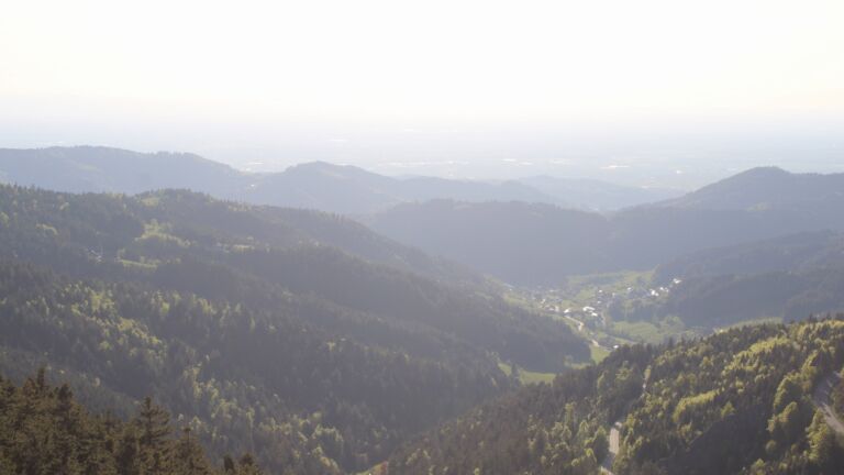 Dieses Bild zeigt eine Webcam-Aufnahme vom Achertal, aufgenommen am Sonntag, den 26.04.2026 um 19:00 Uhr. Die Temperatur betrug 13.1°C.