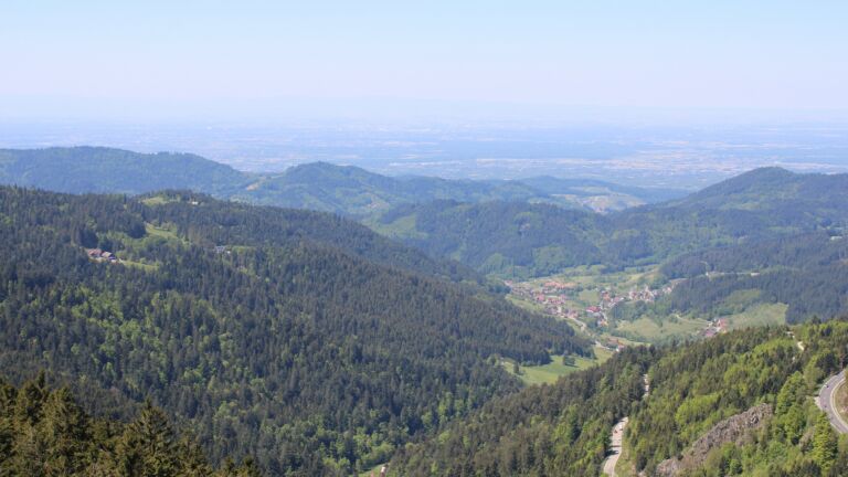 Dieses Bild zeigt eine Webcam-Aufnahme vom Achertal, aufgenommen am Samstag, den 10.05.2025 um 12:50 Uhr. Die Temperatur betrug 12.9°C.
