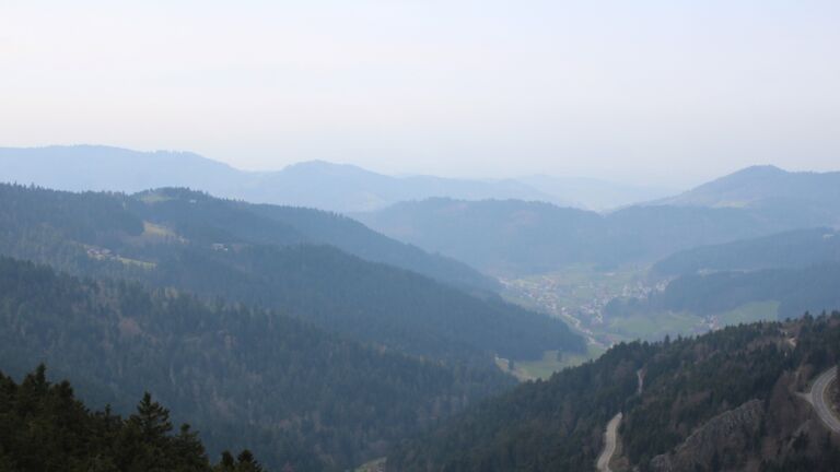 Dieses Bild zeigt eine Webcam-Aufnahme vom Achertal, aufgenommen am Montag, den 23.03.2026 um 13:40 Uhr. Die Temperatur betrug 8°C.