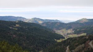 Dieses Bild zeigt eine Webcam-Aufnahme vom Achertal, aufgenommen am Donnerstag, den 04.12.2025 um 10:30 Uhr. Die Temperatur betrug 2.1°C.