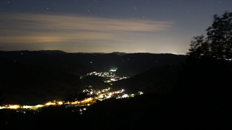 Dieses Bild zeigt eine Webcam-Aufnahme vom Achertal, aufgenommen am Samstag, den 13.06.2026 um 23:40 Uhr. Die Temperatur betrug 17.1°C.