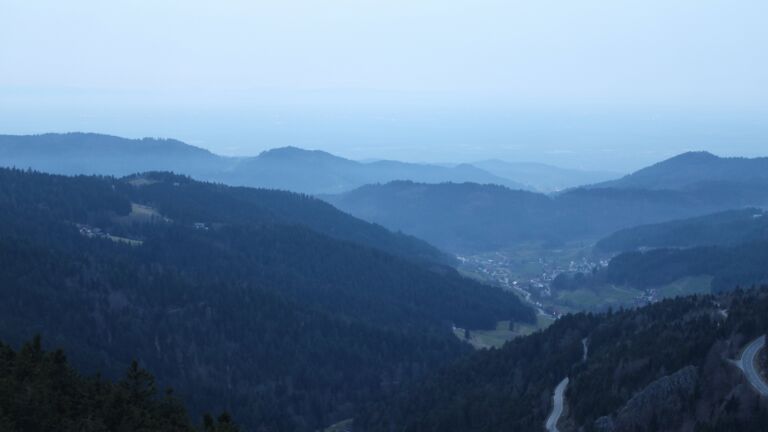 Dieses Bild zeigt eine Webcam-Aufnahme vom Achertal, aufgenommen am Freitag, den 06.03.2026 um 18:30 Uhr. Die Temperatur betrug 10.6°C.