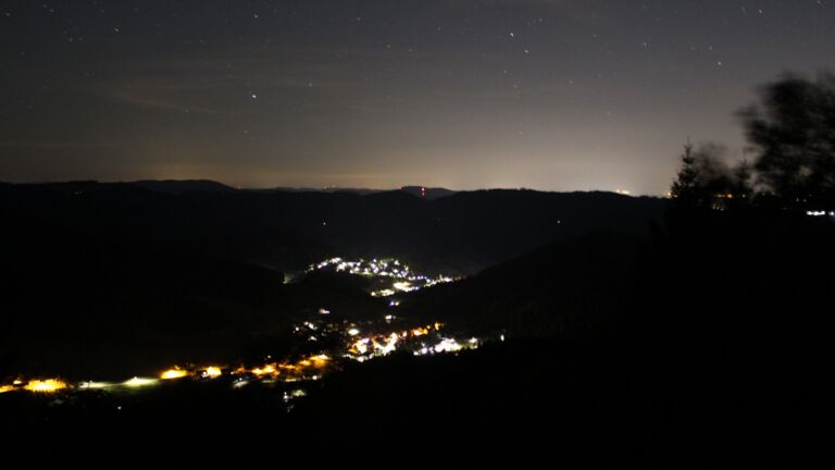 Dieses Bild zeigt eine Webcam-Aufnahme vom Achertal, aufgenommen am Sonntag, den 23.08.2026 um 04:30 Uhr. Die Temperatur betrug 12.8°C.