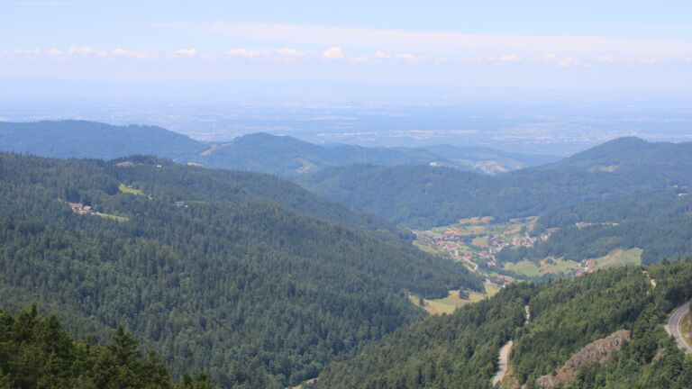 Dieses Bild zeigt eine Webcam-Aufnahme vom Achertal, aufgenommen am Freitag, den 18.07.2025 um 12:40 Uhr. Die Temperatur betrug 19°C.