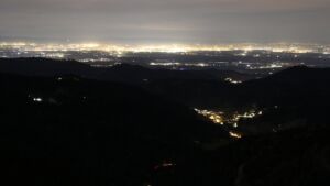 Dieses Bild zeigt eine Webcam-Aufnahme vom Achertal, aufgenommen am Freitag, den 31.10.2025 um 20:30 Uhr. Die Temperatur betrug 10.8°C.