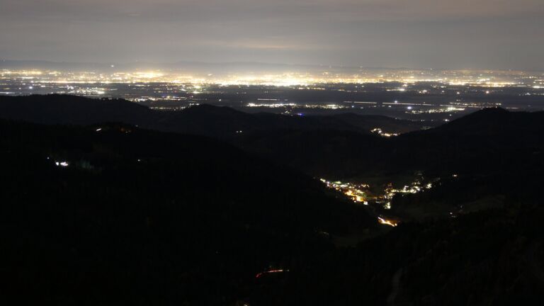 Dieses Bild zeigt eine Webcam-Aufnahme vom Achertal, aufgenommen am Freitag, den 31.10.2025 um 20:30 Uhr. Die Temperatur betrug 10.8°C.