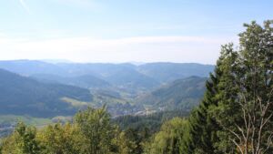 Dieses Bild zeigt eine Webcam-Aufnahme vom Achertal, aufgenommen am Mittwoch, den 30.09.2026 um 13:00 Uhr. Die Temperatur betrug 27.4°C.