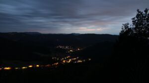 Dieses Bild zeigt eine Webcam-Aufnahme vom Achertal, aufgenommen am Sonntag, den 26.07.2026 um 22:00 Uhr. Die Temperatur betrug 18.3°C.