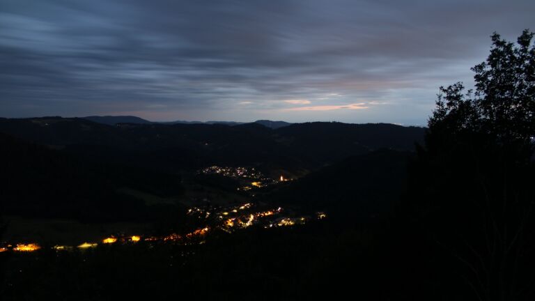 Dieses Bild zeigt eine Webcam-Aufnahme vom Achertal, aufgenommen am Sonntag, den 26.07.2026 um 22:00 Uhr. Die Temperatur betrug 18.3°C.
