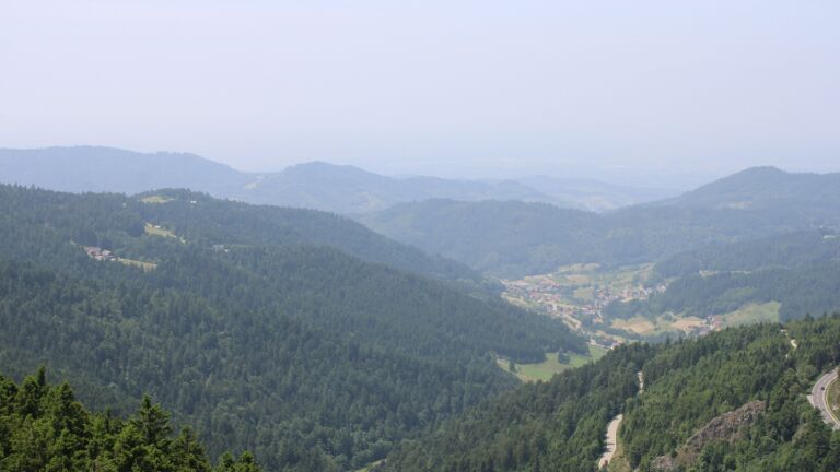 Dieses Bild zeigt eine Webcam-Aufnahme vom Achertal, aufgenommen am Samstag, den 14.06.2025 um 13:50 Uhr. Die Temperatur betrug 25°C.