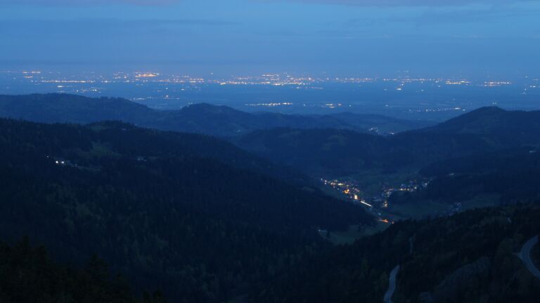 Dieses Bild zeigt eine Webcam-Aufnahme vom Achertal, aufgenommen am Sonntag, den 19.04.2026 um 05:50 Uhr. Die Temperatur betrug 10.4°C.