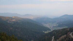 Dieses Bild zeigt eine Webcam-Aufnahme vom Achertal, aufgenommen am Montag, den 23.03.2026 um 07:10 Uhr. Die Temperatur betrug 5.3°C.