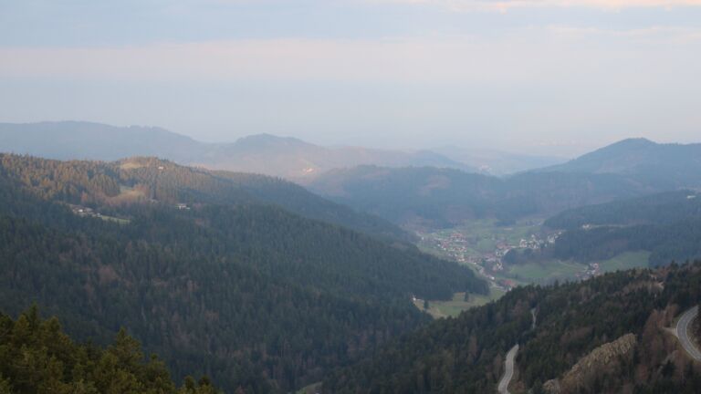 Dieses Bild zeigt eine Webcam-Aufnahme vom Achertal, aufgenommen am Montag, den 23.03.2026 um 07:10 Uhr. Die Temperatur betrug 5.3°C.