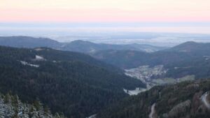 Dieses Bild zeigt eine Webcam-Aufnahme vom Achertal, aufgenommen am Dienstag, den 02.12.2025 um 08:00 Uhr. Die Temperatur betrug 2.2°C.